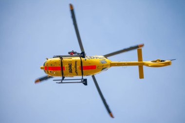 Feldkirchen / Almanya - 09 Haziran 2018: Eurocopter Ec-135 Adac Luftrettung üzerinden uçar yan iniş üzerinde. Notarzt acil Doktor anlamına gelir..