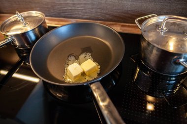 sıcak plaka üzerinde bir tavada tereyağı erime