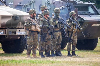 Feldkirchen / Almanya - 9 Haziran 2018: Alman askerleri Feldkirchen Bundeswehr gününde açık bir günde askeri araçlar standları