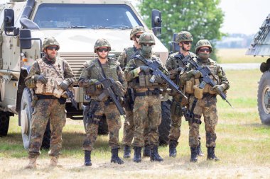 Feldkirchen / Almanya - 9 Haziran 2018: Alman askerleri Feldkirchen Bundeswehr gününde açık bir günde askeri araçlar standları