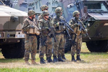 Feldkirchen / Almanya - 9 Haziran 2018: Alman askerleri Feldkirchen Bundeswehr gününde açık bir günde askeri araçlar standları