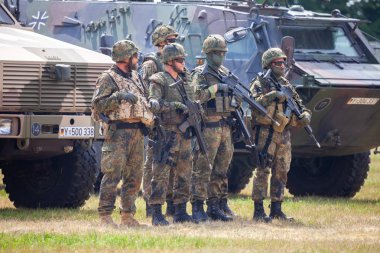 Feldkirchen / Almanya - 9 Haziran 2018: Alman askerleri Feldkirchen Bundeswehr gününde açık bir günde askeri araçlar standları