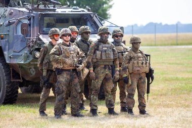 Feldkirchen / Almanya - 9 Haziran 2018: Alman askerleri Feldkirchen Bundeswehr gününde açık bir günde askeri araçlar standları