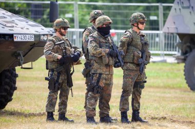 Feldkirchen / Almanya - 9 Haziran 2018: Alman askerleri Feldkirchen Bundeswehr gününde açık bir günde askeri araçlar standları