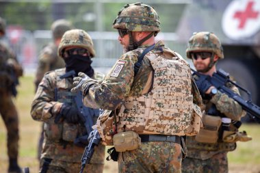 Feldkirchen / Almanya - 9 Haziran 2018: Alman askeri Feldkirchen Bundeswehr gününde açık bir günde askerler bildirir