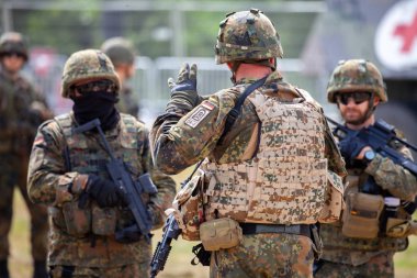 Feldkirchen / Almanya - 9 Haziran 2018: Alman askeri Feldkirchen Bundeswehr gününde açık bir günde askerler bildirir