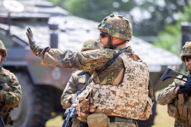 Feldkirchen / Almanya - 9 Haziran 2018: Alman askeri Feldkirchen Bundeswehr gününde açık bir günde askerler bildirir