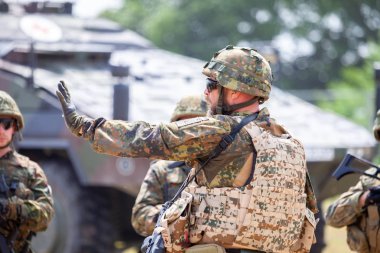 Feldkirchen / Almanya - 9 Haziran 2018: Alman askeri Feldkirchen Bundeswehr gününde açık bir günde askerler bildirir