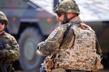 Feldkirchen / Almanya - 9 Haziran 2018: Alman askeri Feldkirchen Bundeswehr gününde açık bir günde askerler bildirir