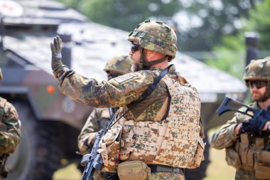 Feldkirchen / Almanya - 9 Haziran 2018: Alman askeri Feldkirchen Bundeswehr gününde açık bir günde askerler bildirir