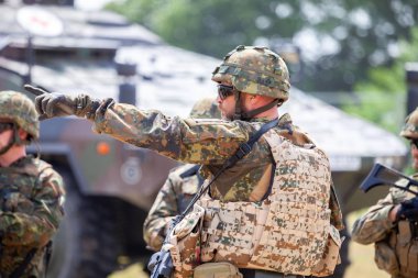 Feldkirchen / Almanya - 9 Haziran 2018: Alman askeri Feldkirchen Bundeswehr gününde açık bir günde askerler bildirir