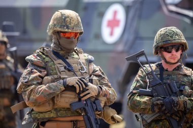 Feldkirchen / Almanya - 9 Haziran 2018: Alman askerleri Feldkirchen Bundeswehr gününde açık bir günde askeri araçlar standları