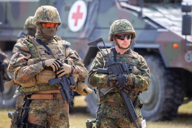 Feldkirchen / Almanya - 9 Haziran 2018: Alman askerleri Feldkirchen Bundeswehr gününde açık bir günde askeri araçlar standları