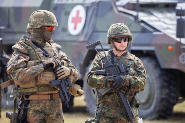 Feldkirchen / Almanya - 9 Haziran 2018: Alman askerleri Feldkirchen Bundeswehr gününde açık bir günde askeri araçlar standları