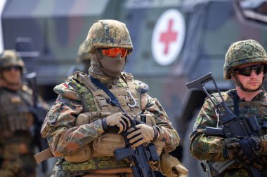 Feldkirchen / Almanya - 9 Haziran 2018: Alman askerleri Feldkirchen Bundeswehr gününde açık bir günde askeri araçlar standları