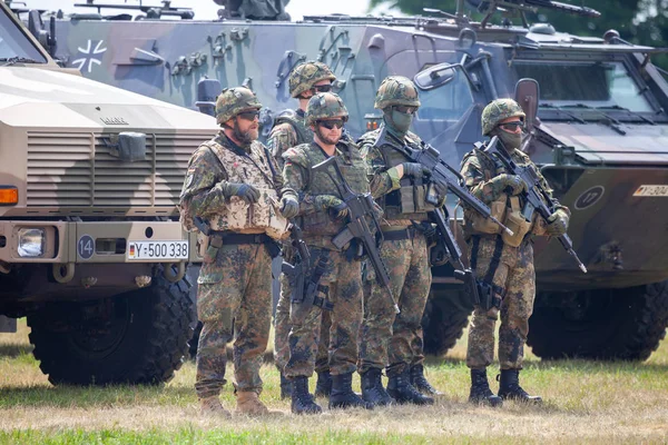 Feldkirchen Alemania Junio 2018 Soldados Alemanes Están Cerca Vehículos Militares —  Fotos de Stock