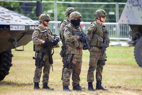 Feldkirchen / Almanya - 9 Haziran 2018: Alman askerleri Feldkirchen Bundeswehr gününde açık bir günde askeri araçlar standları