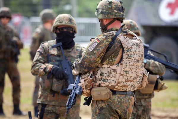 Feldkirchen / Almanya - 9 Haziran 2018: Alman askeri Feldkirchen Bundeswehr gününde açık bir günde askerler bildirir