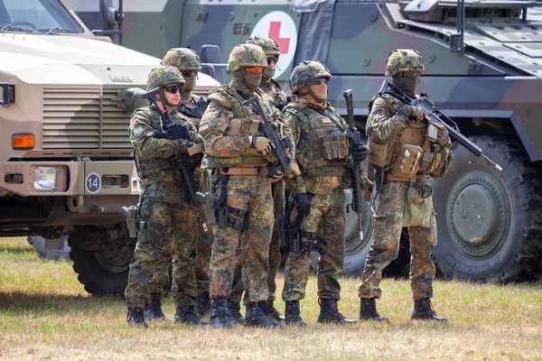 Feldkirchen / Almanya - 9 Haziran 2018: Alman askerleri Feldkirchen Bundeswehr gününde açık bir günde askeri araçlar standları