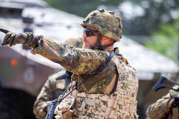 Feldkirchen Alemanha Junho 2018 Soldado Alemão Instrui Soldados Dia Aberto — Fotografia de Stock