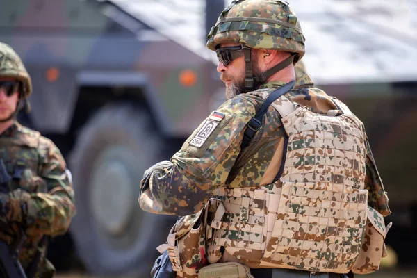 Feldkirchen / Almanya - 9 Haziran 2018: Alman askeri Feldkirchen Bundeswehr gününde açık bir günde askerler bildirir