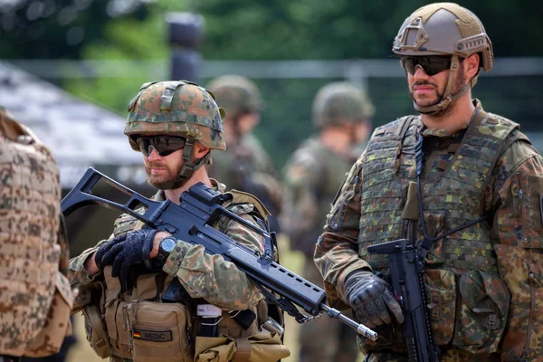 Feldkirchen Alemania Junio 2018 Soldados Alemanes Están Cerca Vehículos Militares —  Fotos de Stock