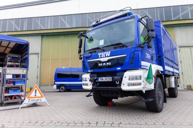 Feldkirchen / Almanya - 9 Haziran 2018: Alman teknik acil servis aracı açık gün bir platform üzerinde duruyor. Technisches Hilfswerk, Thw teknik acil servis demektir..