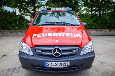 Feldkirchen / Almanya - 9 Haziran 2018: Alman itfaiye açık gününde bir platform üzerinde duruyor. Almanca kelime Feuerwehr itfaiye anlamına gelir..