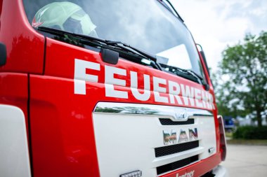 Feldkirchen / Almanya - 9 Haziran 2018: Alman itfaiye açık gününde bir platform üzerinde duruyor. Almanca kelime Feuerwehr itfaiye anlamına gelir..