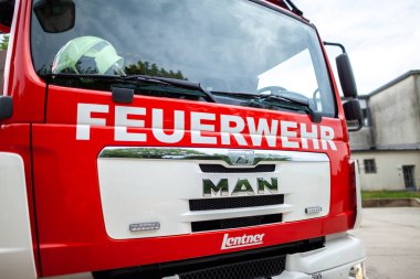 Feldkirchen / Almanya - 9 Haziran 2018: Alman itfaiye açık gününde bir platform üzerinde duruyor. Almanca kelime Feuerwehr itfaiye anlamına gelir..