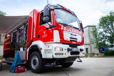 Feldkirchen / Almanya - 9 Haziran 2018: Alman itfaiye açık gününde bir platform üzerinde duruyor. Almanca kelime Feuerwehr itfaiye anlamına gelir..