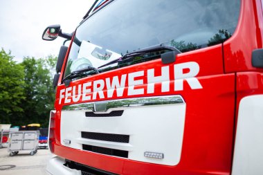 Alman itfaiye bir dağıtım sitede duruyor. Almanca kelime Feuerwehr itfaiye anlamına gelir..