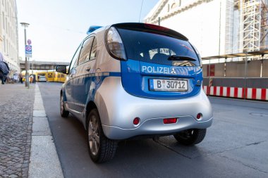 Berlin / Almanya - 29 Nisan 2018: elektrik Alman polis arabası, Mitsubishi Miev standları Berlin'de bir sokakta. Polizei polis için Alman bir kelimedir.