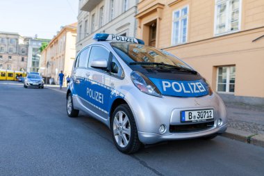Berlin / Almanya - 29 Nisan 2018: elektrik Alman polis arabası, Mitsubishi Miev standları Berlin'de bir sokakta. Polizei polis için Alman bir kelimedir.