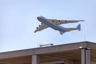 Berlin / Almanya - 29 Nisan 2018: nakliye uçağı, Antonov 225 MRIYA gökyüzünde uçar. Bir stratejik hava ikmal kargo uçağı Antonov An-225 MRIYA olduğunu.