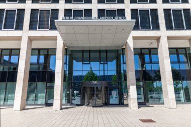 Berlin / Almanya - 29 Nisan 2018: Willy-Brandt-Platz Berlin-Brandenburg Havaalanı merkezi. Bac ilk ofis ve servis bina, Havaalanı, Havaalanı Servis Merkezi şehridir.