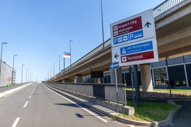 Berlin / Almanya - 29 Nisan 2018: boş sokak yolcu terminal Berlin Brandenburg Havaalanı, Willy Brandt. Ber yapım aşamasında, Berlin yakınındaki uluslararası bir havaalanıdır.