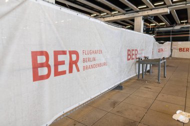 Berlin / Almanya - 29 Nisan 2018: inşaat barikat yolcu terminal Berlin Brandenburg Havaalanı, Willy Brandt. Ber uluslararası bir Havaalanı yapım aşamasında olduğunu.