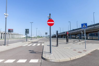 Berlin / Almanya - 29 Nisan 2018: boş sokak yolcu terminal Berlin Brandenburg Havaalanı, Willy Brandt. Ber yapım aşamasında, Berlin yakınındaki uluslararası bir havaalanıdır.