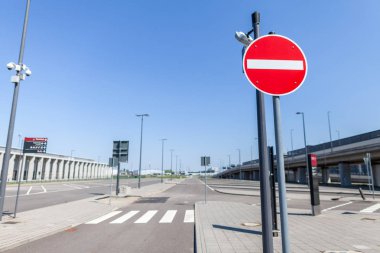 Berlin / Almanya - 29 Nisan 2018: boş sokak yolcu terminal Berlin Brandenburg Havaalanı, Willy Brandt. Ber yapım aşamasında, Berlin yakınındaki uluslararası bir havaalanıdır.