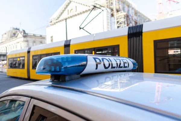 Blaulicht der Polizei. Polizei heißt Polizei. — Stockbild Blaulicht Der Polizei Polizei Heißt Polizei — Stockfoto