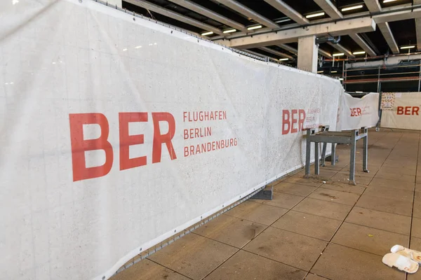 Berlin / Almanya - 29 Nisan 2018: inşaat barikat yolcu terminal Berlin Brandenburg Havaalanı, Willy Brandt. Ber uluslararası bir Havaalanı yapım aşamasında olduğunu.