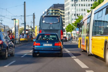 Berlin / Almanya - 29 Nisan 2018: Bmw 523i vagon araç sürücüleri Berlin'de bir sokakta