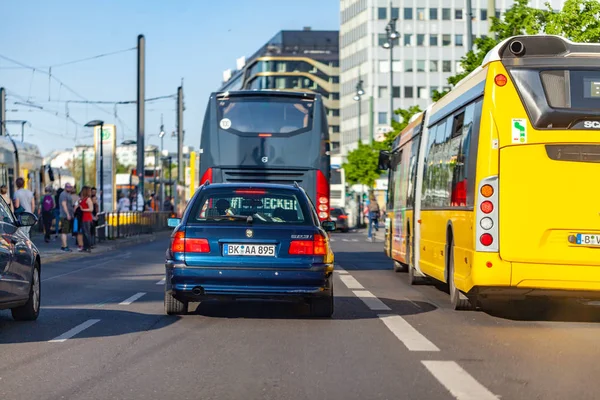 Berlin / Almanya - 29 Nisan 2018: Bmw 523i vagon araç sürücüleri Berlin'de bir sokakta
