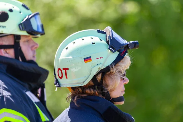 Delmenhorst 2018年5月6日 两名德国消防员在一次事故中表现出来 Feuerwehr 意味德国消防部门 — 图库照片