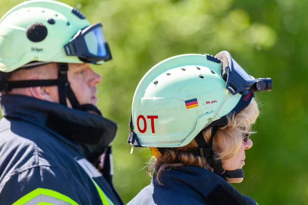 Delmenhorst 2018年5月6日 两名德国消防员在一次事故中表现出来 Feuerwehr 意味德国消防部门 — 图库照片