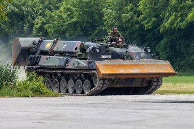 Feldkirchen / Almanya - 9 Haziran 2018: Alman tankı dozer Dachs Feldkirchen Bundeswehr yapıldığı gün itibariyle bir yolda sürücüler.