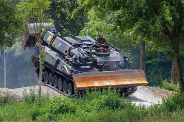 Feldkirchen / Almanya - 9 Haziran 2018: Alman tankı dozer Dachs Feldkirchen Bundeswehr yapıldığı gün itibariyle bir yolda sürücüler.