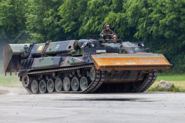 Feldkirchen / Almanya - 9 Haziran 2018: Alman tankı dozer Dachs Feldkirchen Bundeswehr yapıldığı gün itibariyle bir yolda sürücüler.