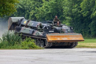 Feldkirchen / Almanya - 9 Haziran 2018: Alman tankı dozer Dachs Feldkirchen Bundeswehr yapıldığı gün itibariyle bir yolda sürücüler.